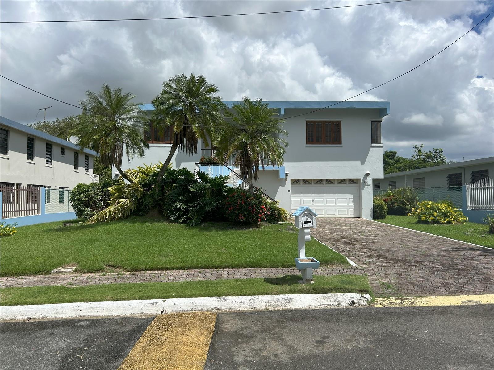 This spacious house with 2548 sq/ft features 5 bedrooms, 3 bathrooms, and additional rooms on the first floor that can be customized to fit your lifestyle. It is located on a large and beautiful 960 sq/mt lot, with a garage that comfortably accommodates three cars. The neighborhood has controlled access with phone entry. Just steps away from shopping centers, schools, and main roads.