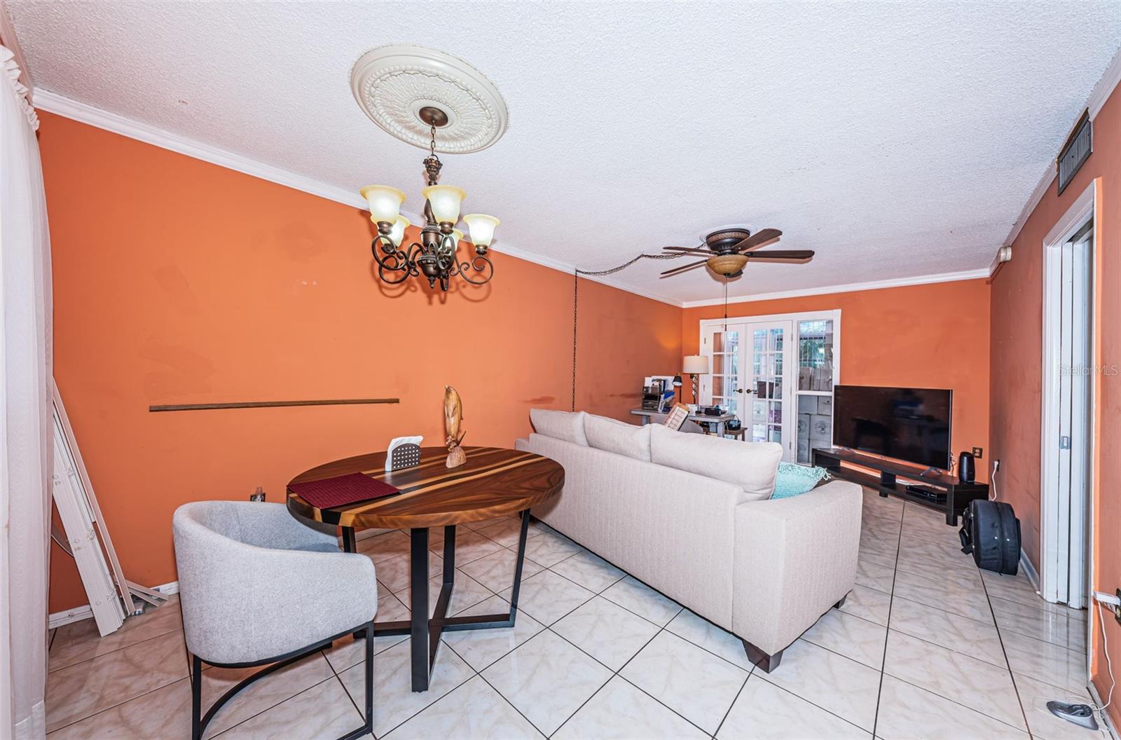 2001 GREENBRIAR BOULEVARD 6