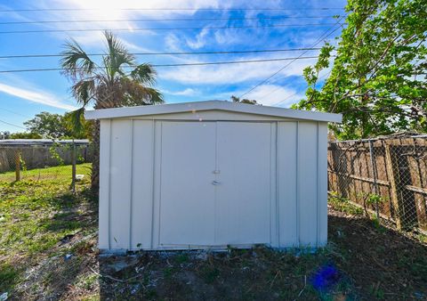 A home in SEMINOLE