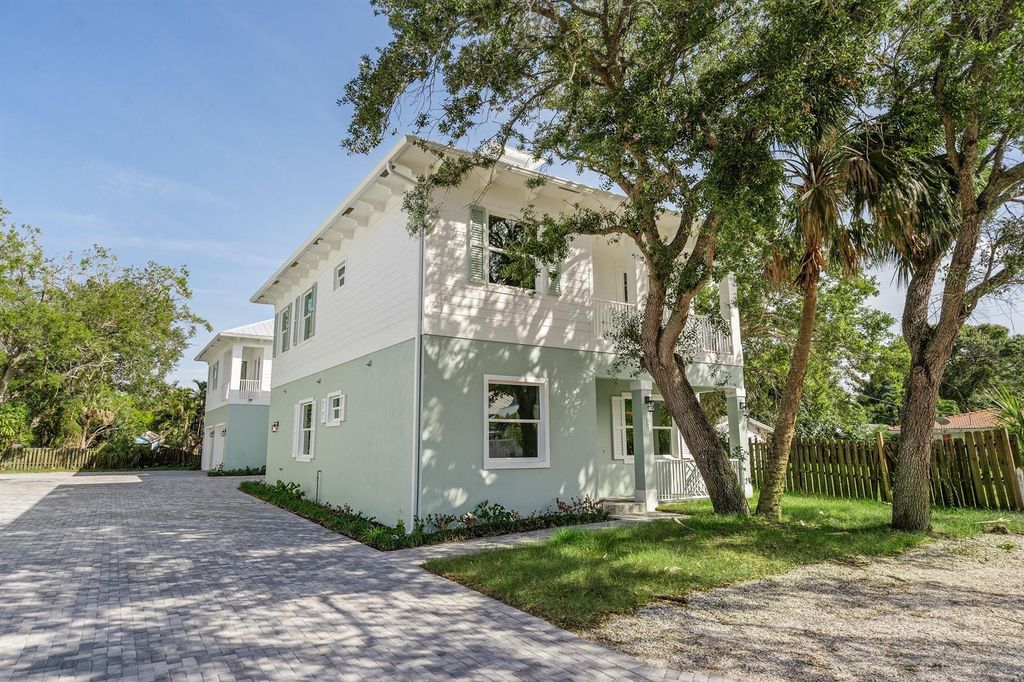 Photo of 667 SW Cleveland Avenue #2, Stuart, FL 34994 (MLS # O6368133)