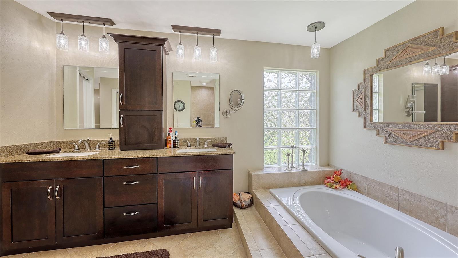 COUNTRY CLUB OF SARASOTA THE - Residential