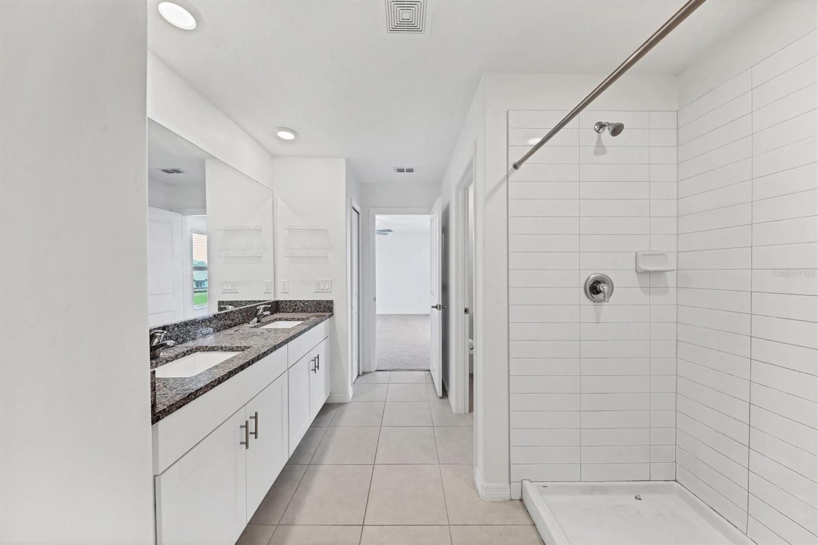 PRAVELA - Residential Lease