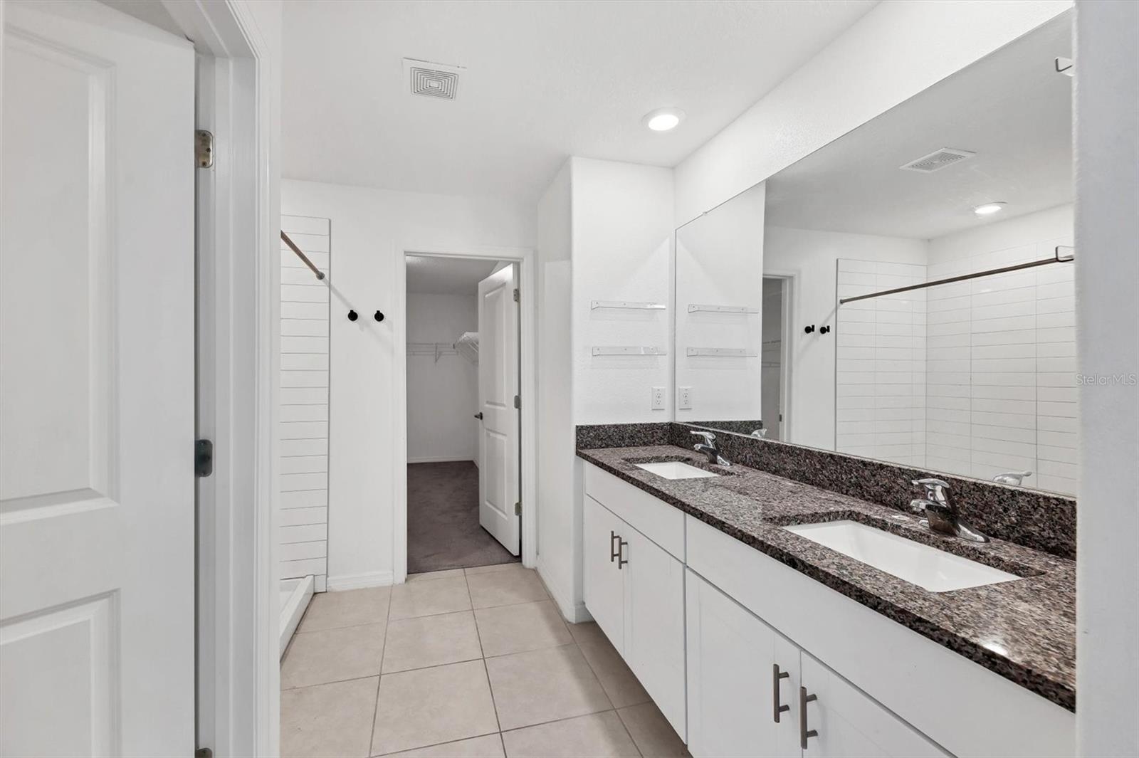 PRAVELA - Residential Lease