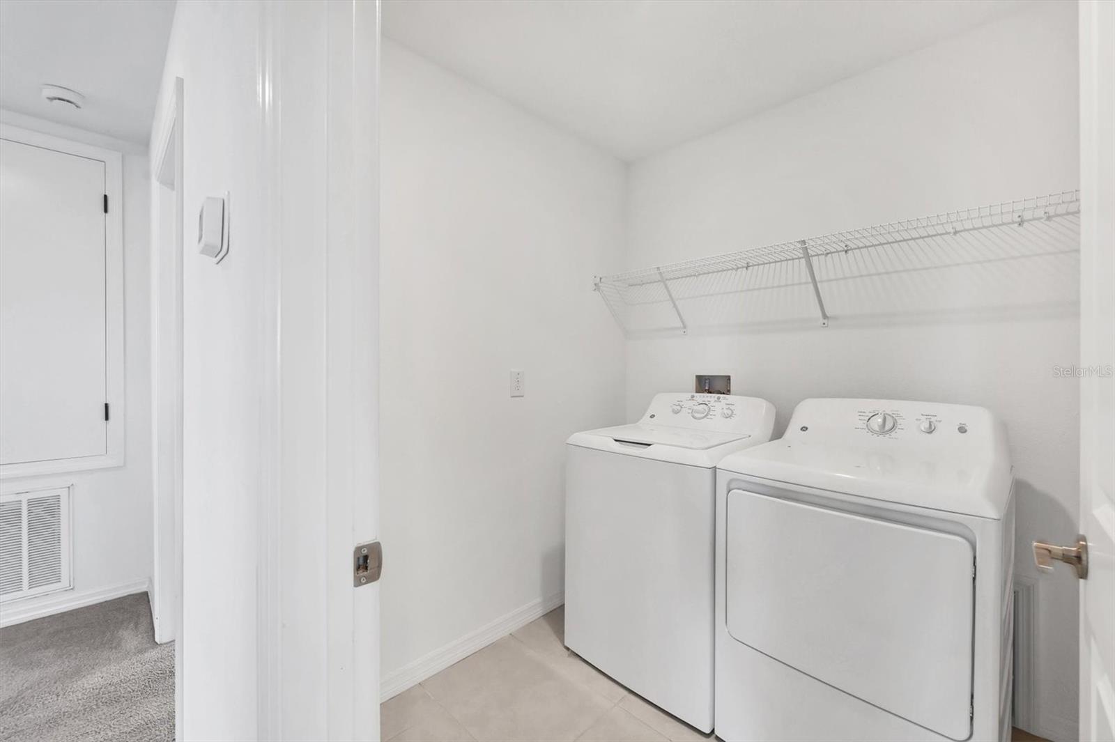 PRAVELA - Residential Lease