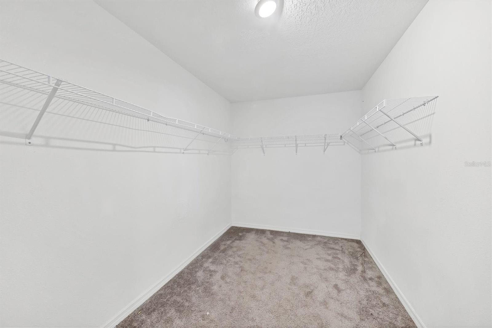 PRAVELA - Residential Lease