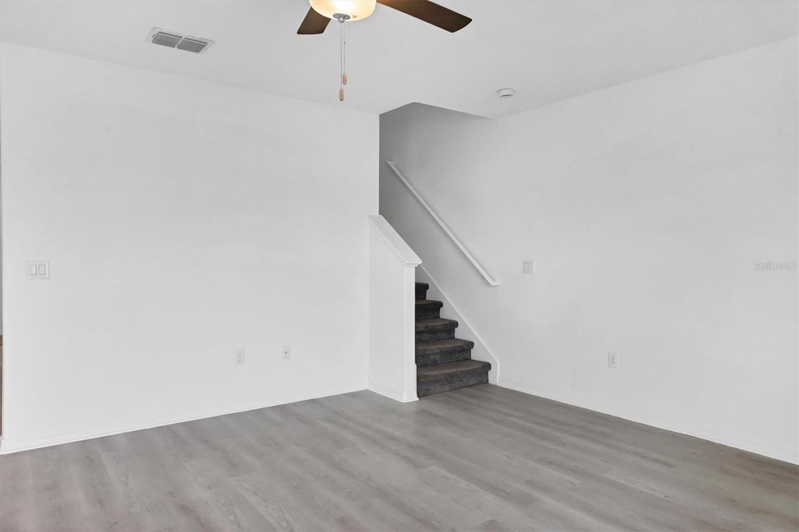 PRAVELA - Residential Lease