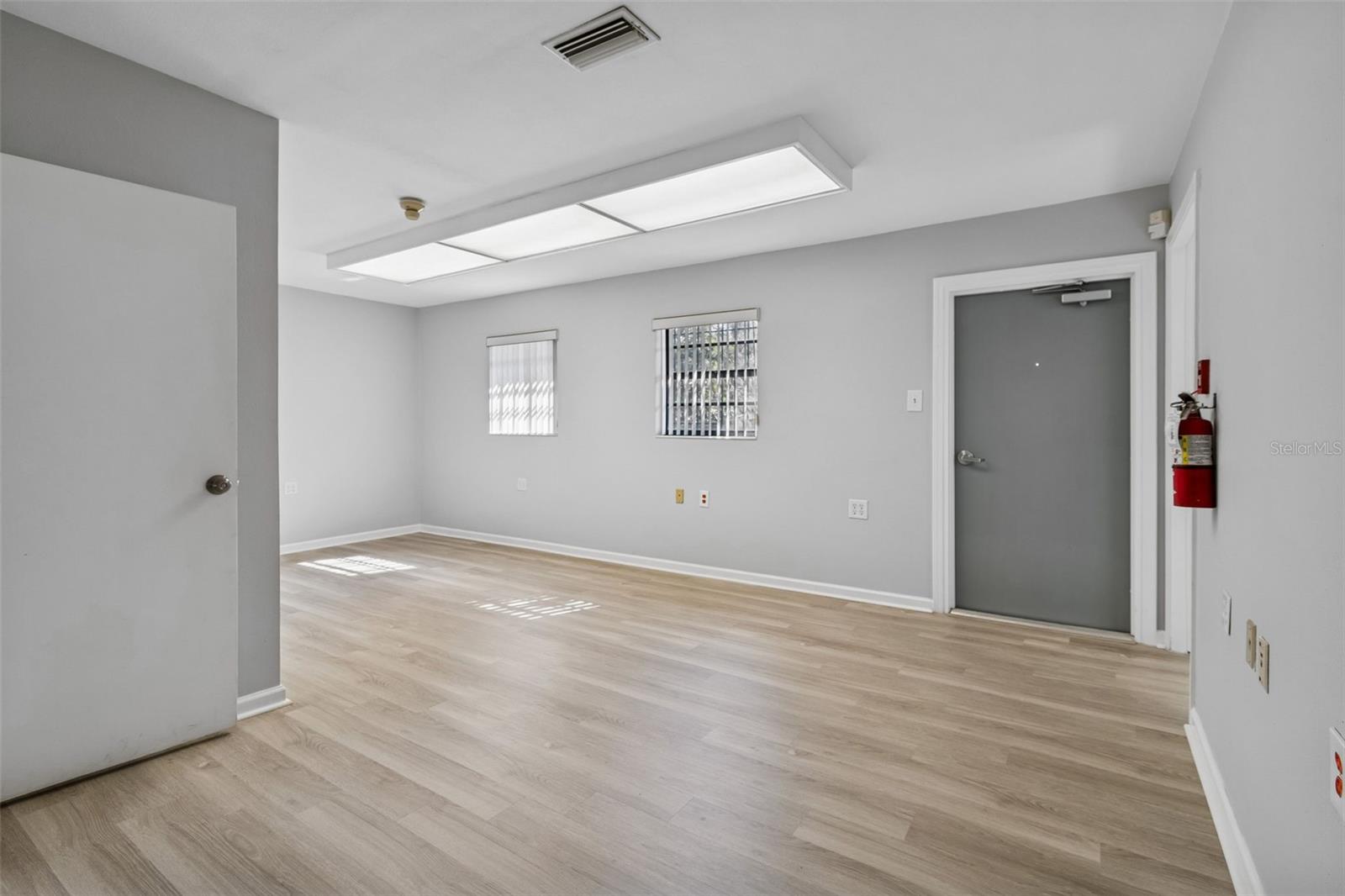 TAMPAS NORTH SIDE COUNTRY CLU - Commercial Sale