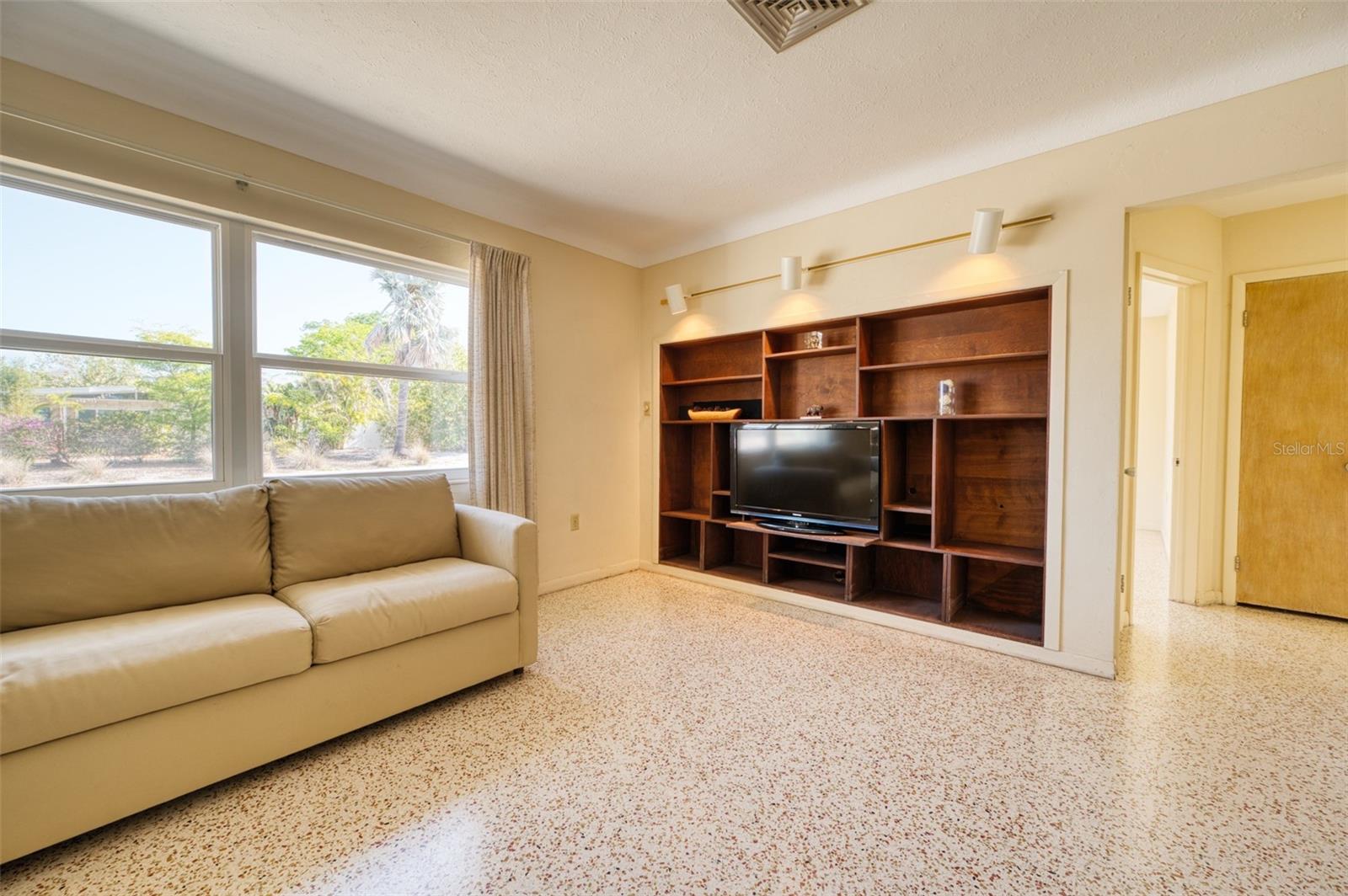 SOUTH GATE - Residential