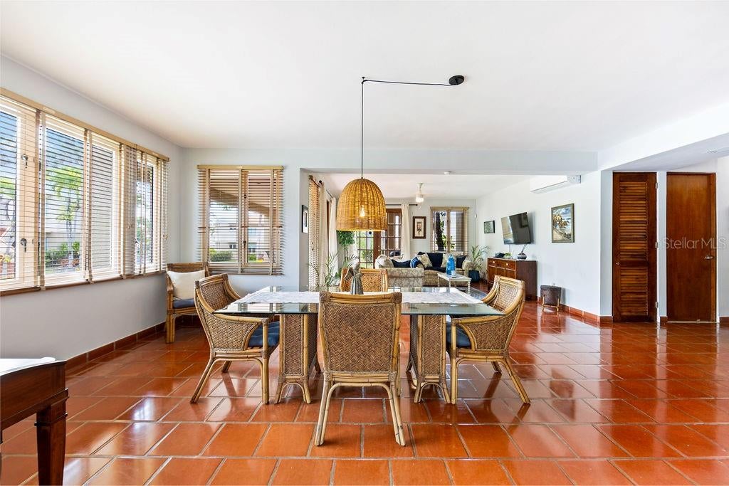E LAKESIDE VILLAS 1