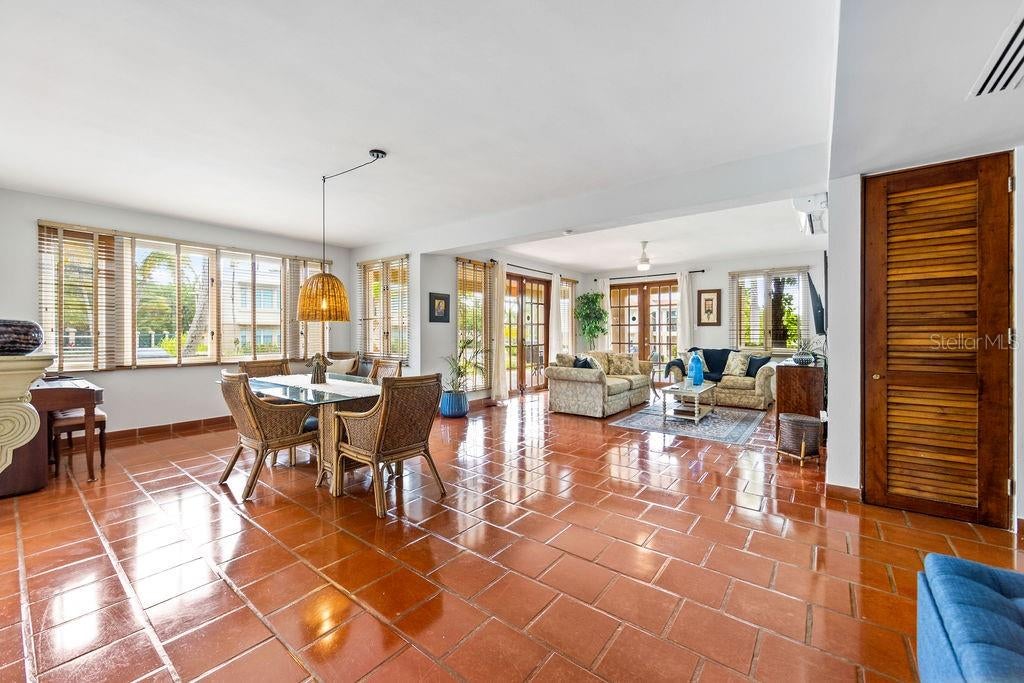 E LAKESIDE VILLAS 1