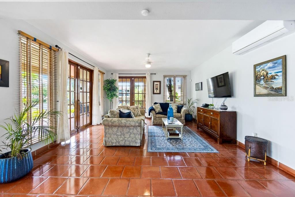 E LAKESIDE VILLAS 1