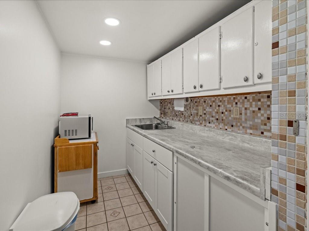 COUNTRY CLUB ESTATES - Residential