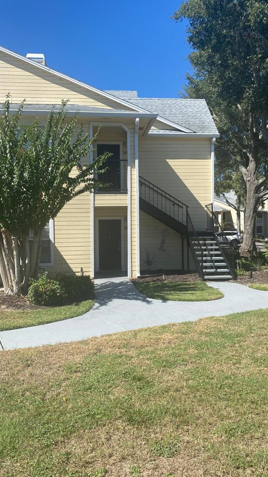 Ready to move 2 bed/2 bath 1st floor condo located in the MetroWest neighborhood. The community offers many amenities such as a clubhouse, gym and pool. Washer/Dryer included.