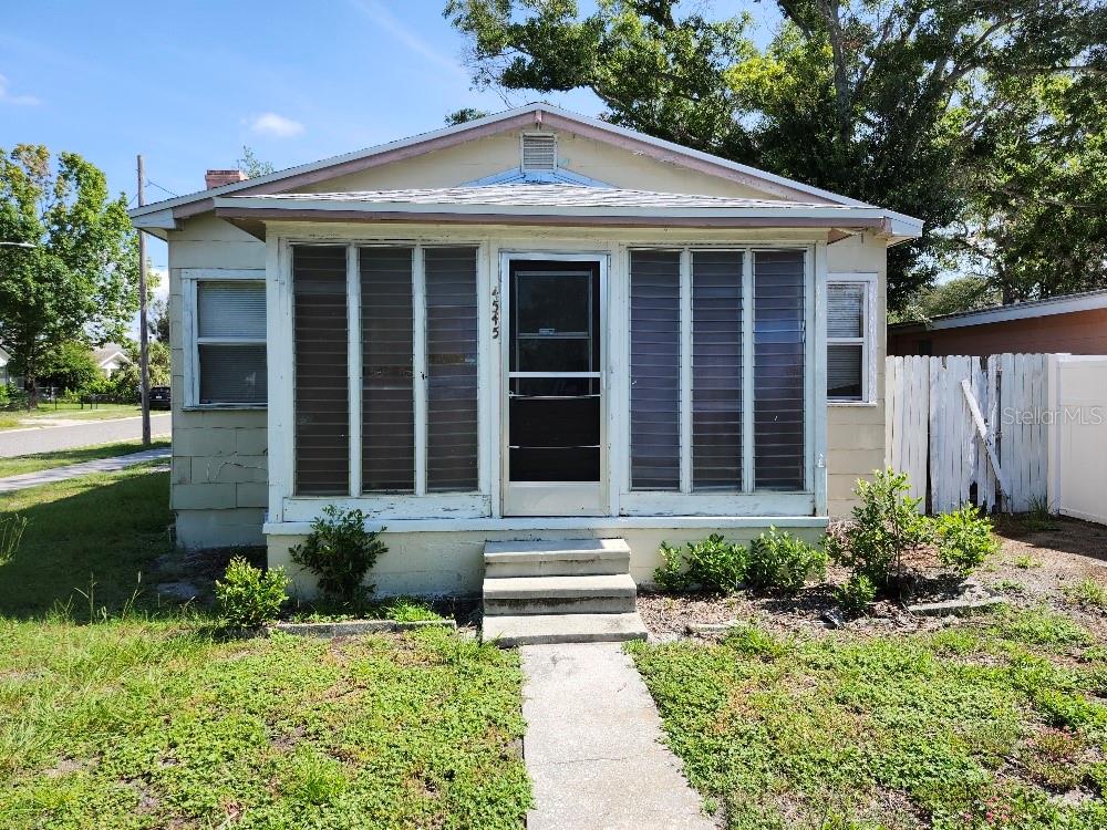 Cozy 2 bedroom 1 bath home in St Pete. The home has a large living room, open kitchen, 2 good sized bedrooms and an enclosed front porch. The property is on a corner lot, is in close proximity to I-275, The Sunshine Skyway, shopping and restaurants.