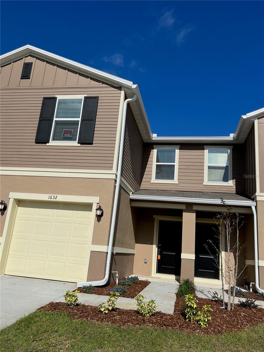 Beautiful 3 Bed / 2.5 Bath Townhome – Prime Location!
Spacious and modern 3-bedroom, 2.5-bathroom townhome featuring granite countertops, a fully tiled first floor, and no rear neighbors for added privacy and tranquility. Open-concept layout, Granite kitchen counters, All tile flooring on the main level, Private rear with no neighbors behind. Convenient Location near: US-27, US-192, and Hwy. 429 for easy commuting, Walt Disney World® and major employers, Davenport Medical Center, Posner Park & Disney Springs for shopping and dining, ChampionsGate Golf, Lake Louisa State Park, and Northeast Regional Park for outdoor fun.