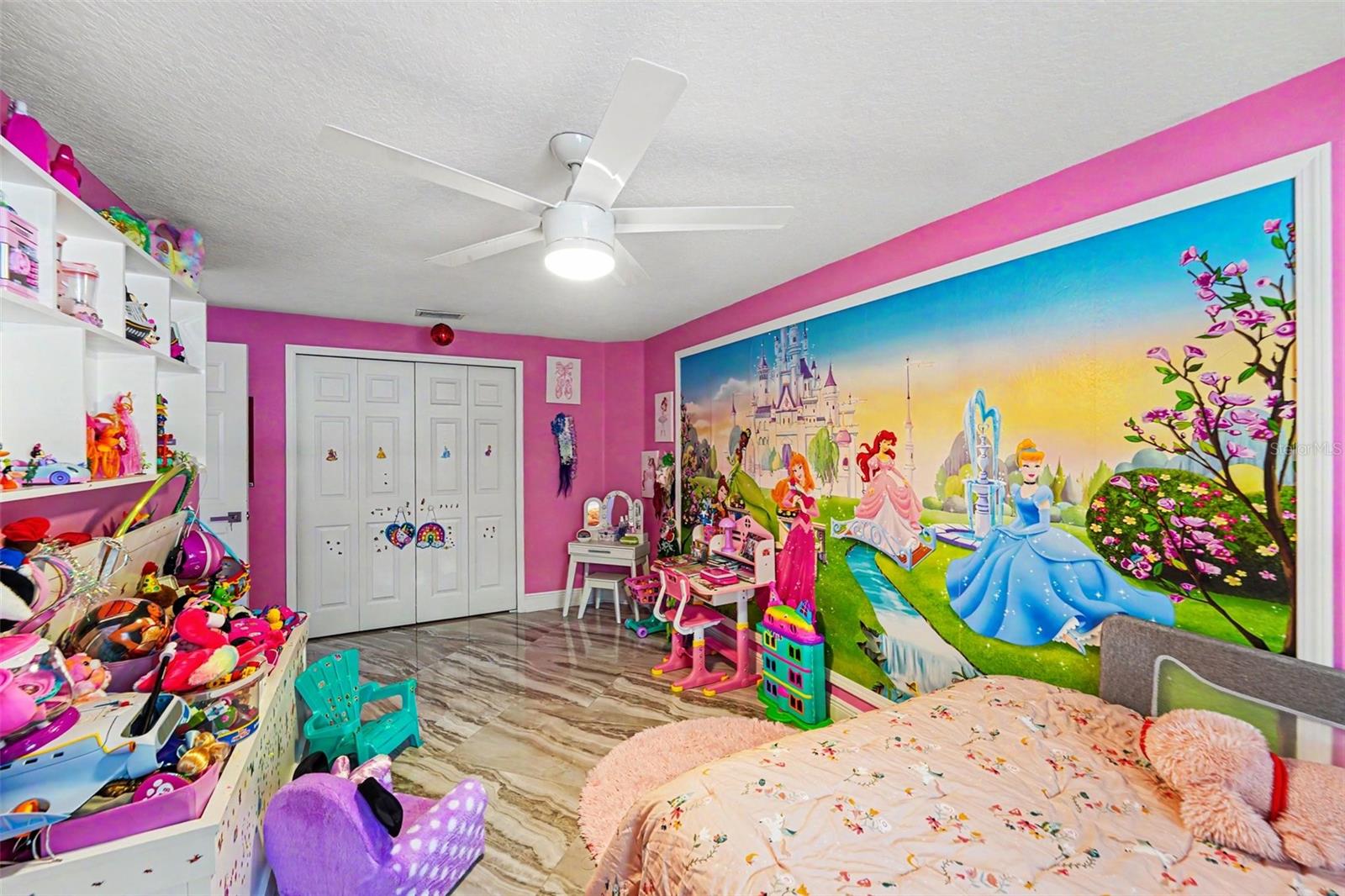COUNTRY RUN UNIT 1 - Residential