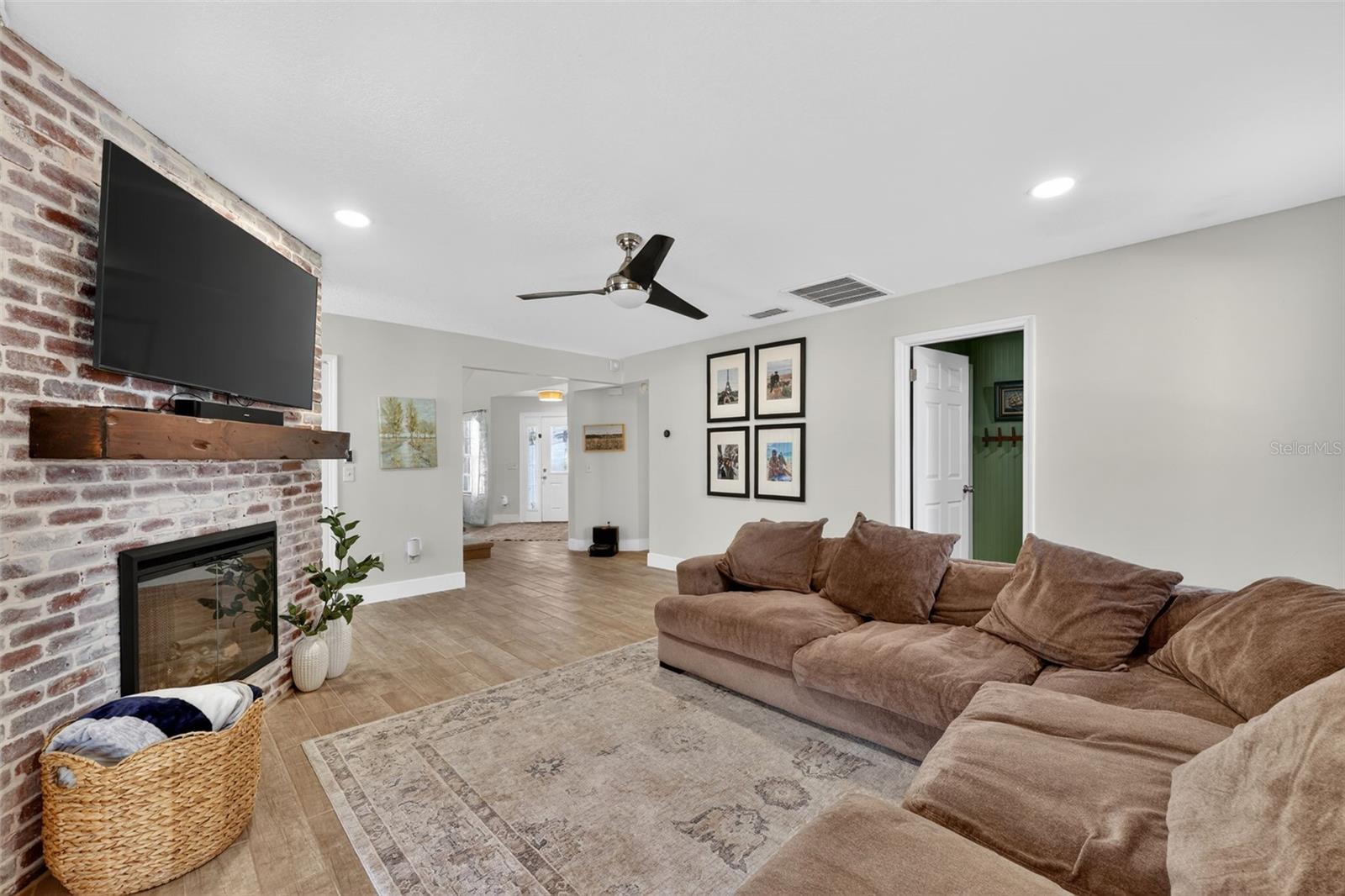 WALDEN LAKE / PADDOCKS - Residential