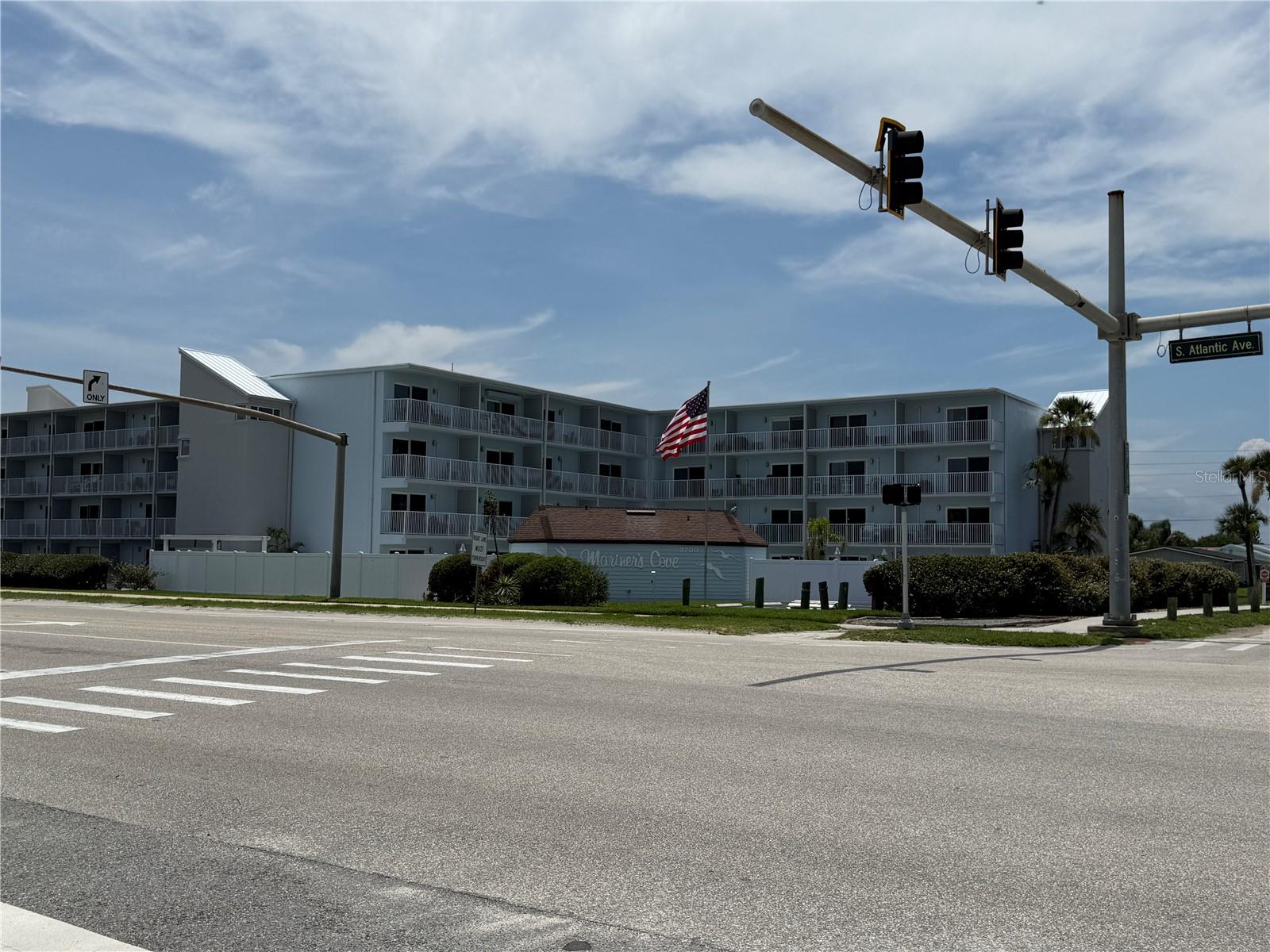 Upgraded Southend Unit weekend studio condo home at Mariner's cove with great ocean views. This cozy weekend retreat sleeps 6+ and includes 2 full-sized Murphy beds and a separate room with bunk beds for 2 more guests. Must see pictures. Enjoy the pool and the outdoor fire pit, or walk across the street to the beach. Pristine! Use carefree on-site maintenance and management.