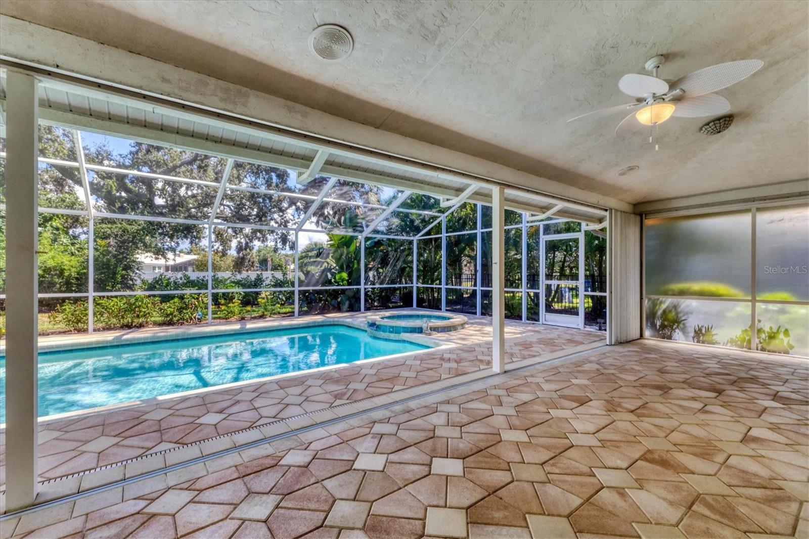 LAUREL WOODLANDS - Residential