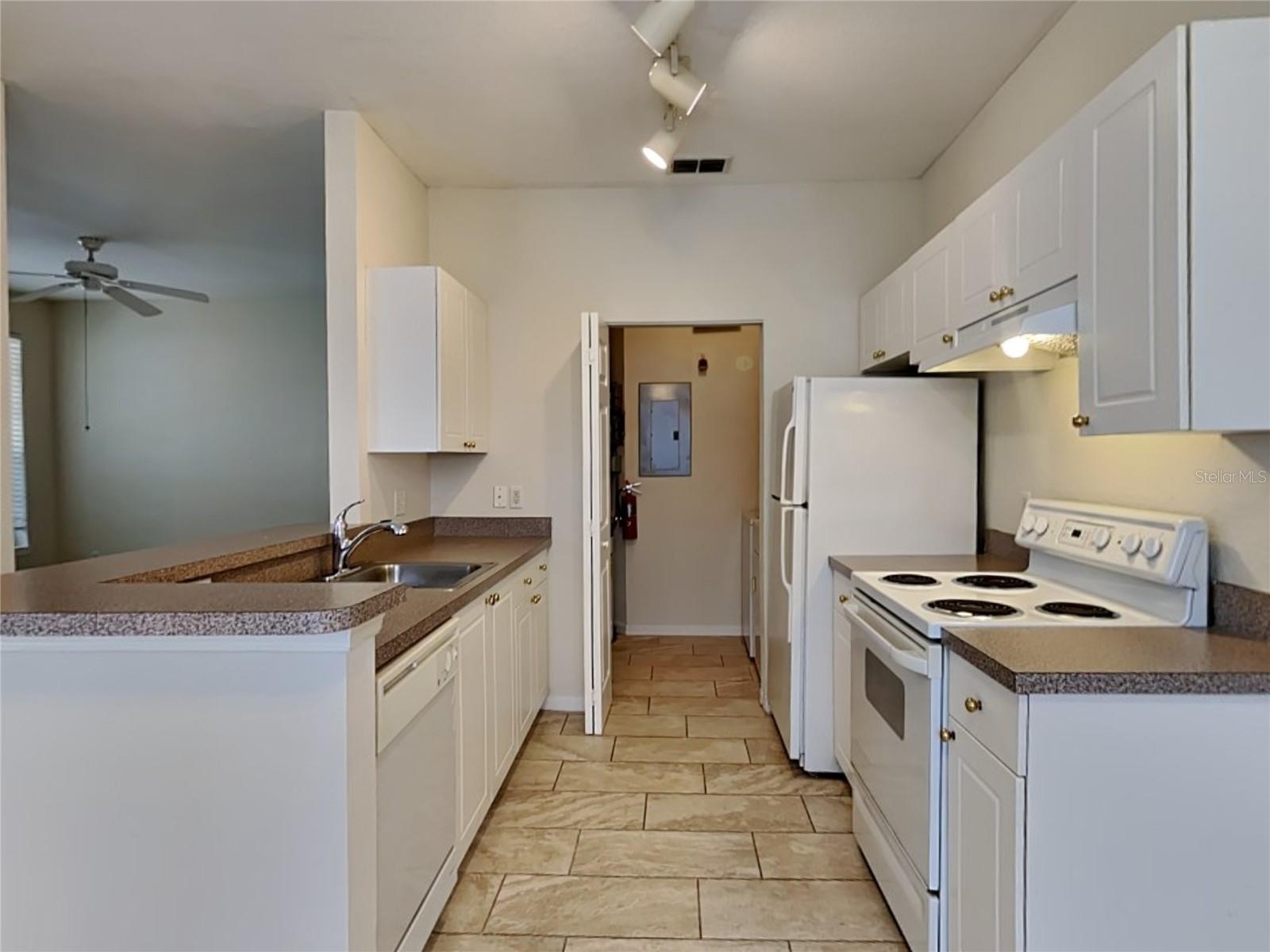 CRESCENT PLACE AT LAKE LOTUS CONDO - Residential Lease