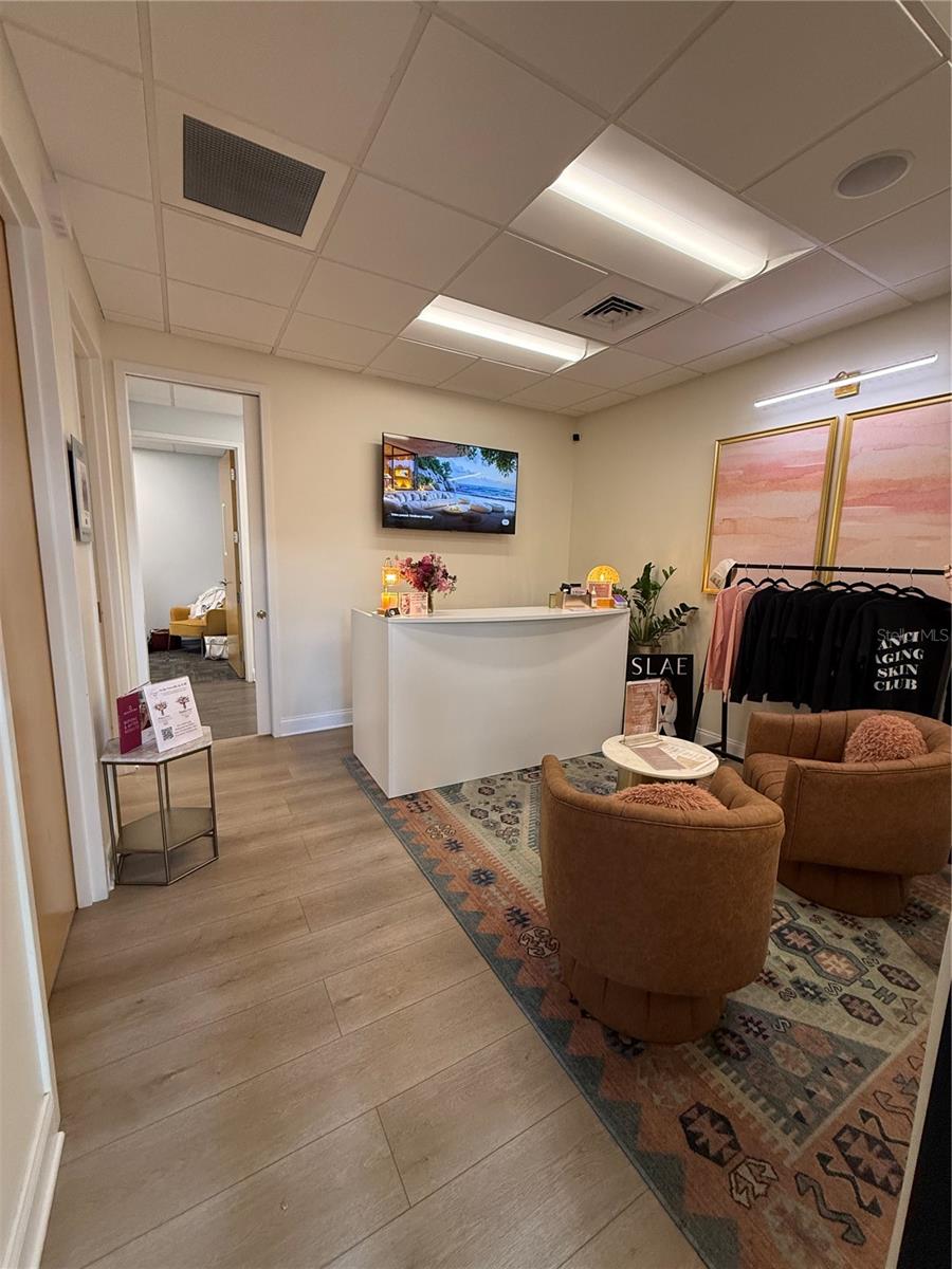 COURIER CITY - Commercial Lease