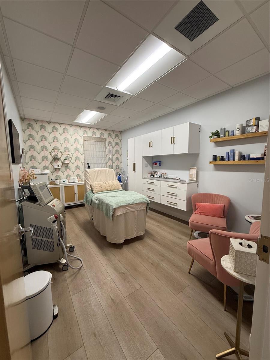 COURIER CITY - Commercial Lease