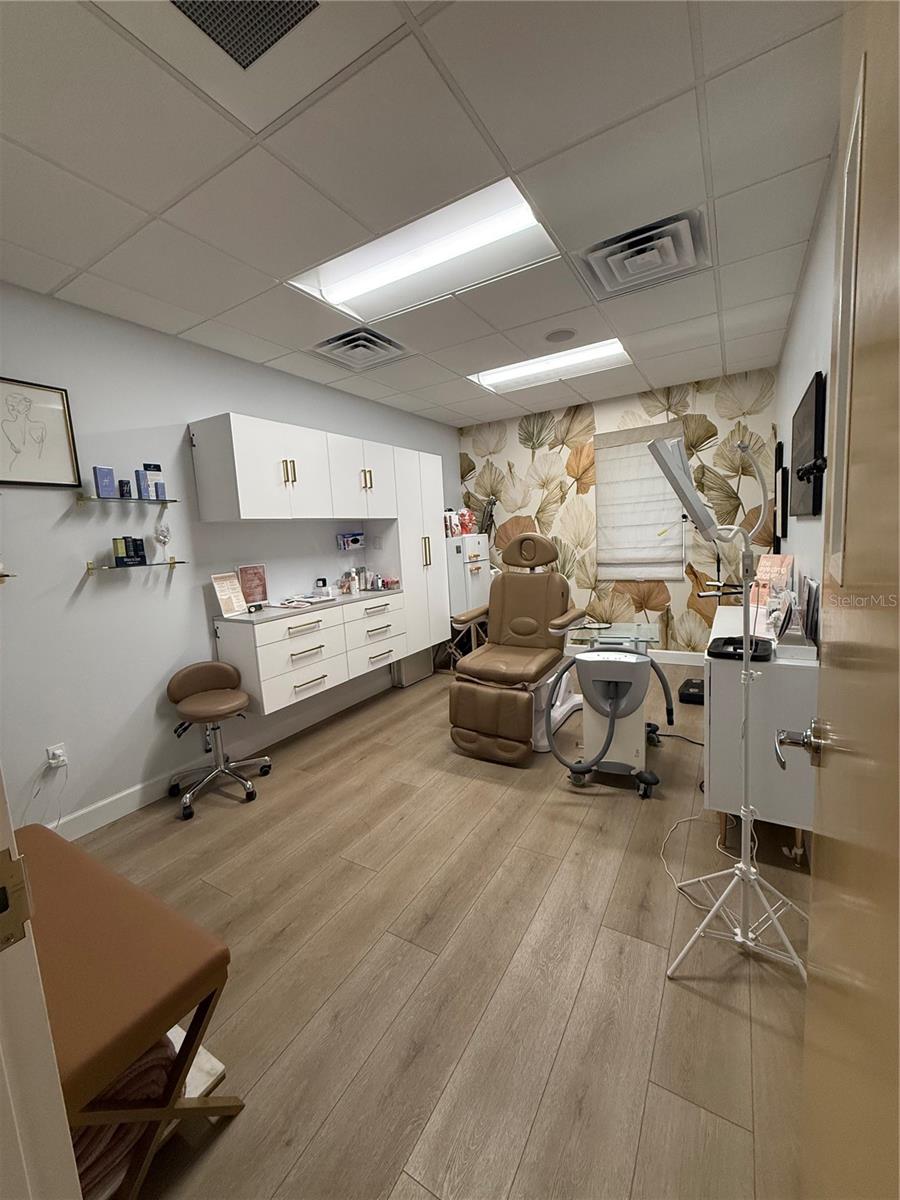 COURIER CITY - Commercial Lease