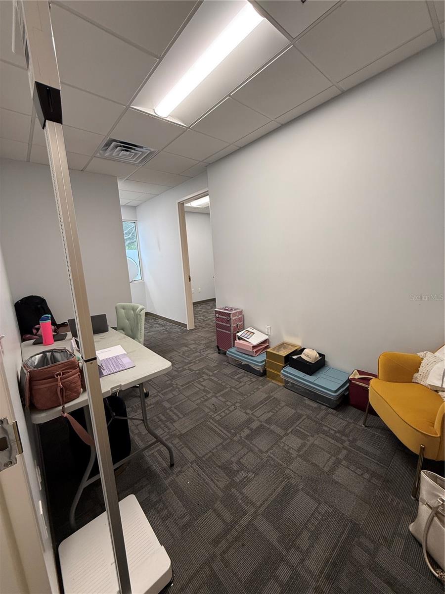 COURIER CITY - Commercial Lease