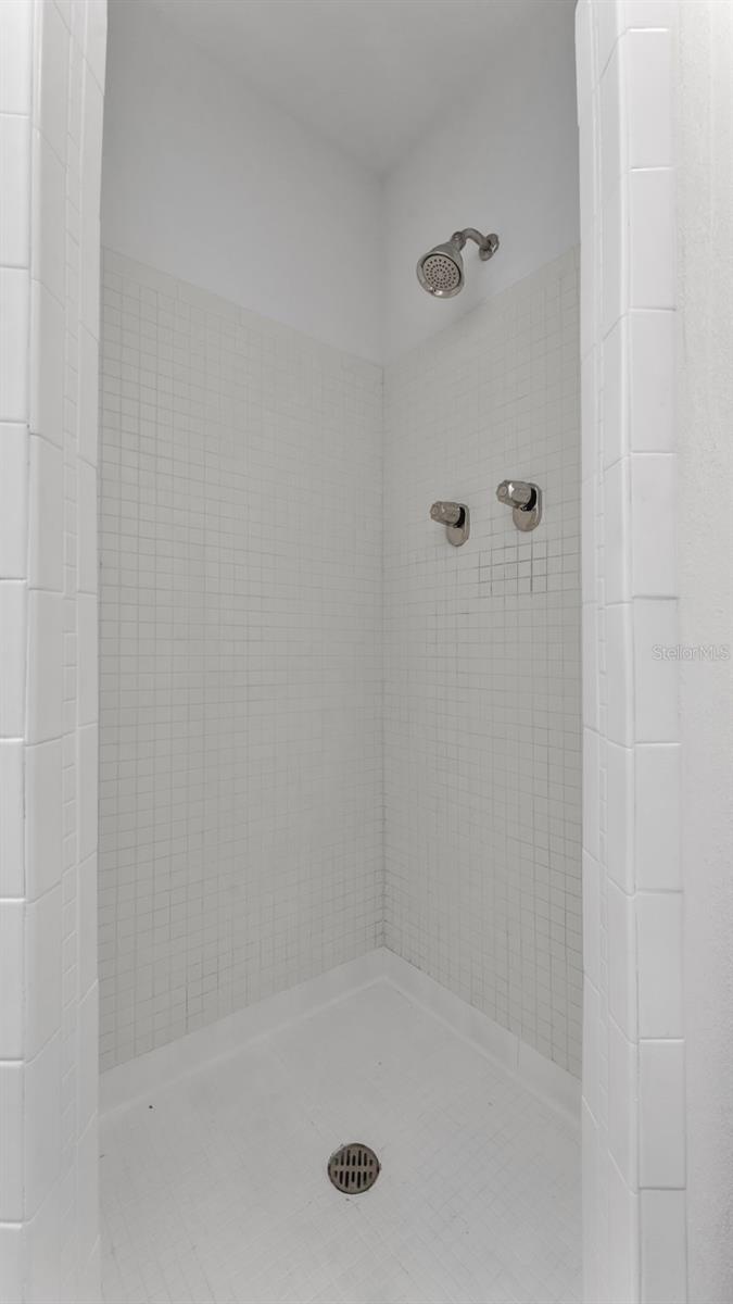 LAKE BENTLEY SHORES CONDO PH 01 - Residential