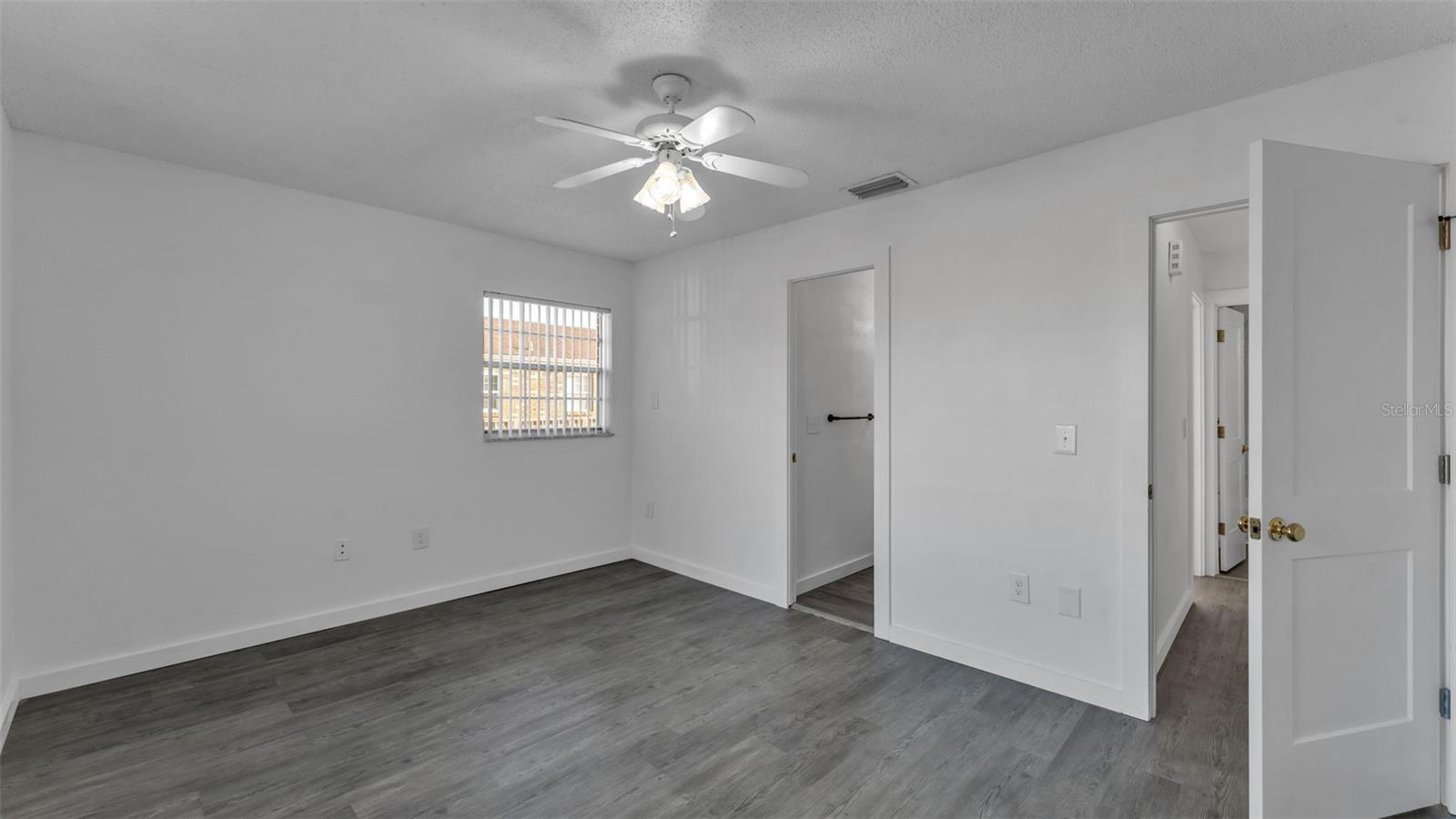 LAKE BENTLEY SHORES CONDO PH 01 - Residential