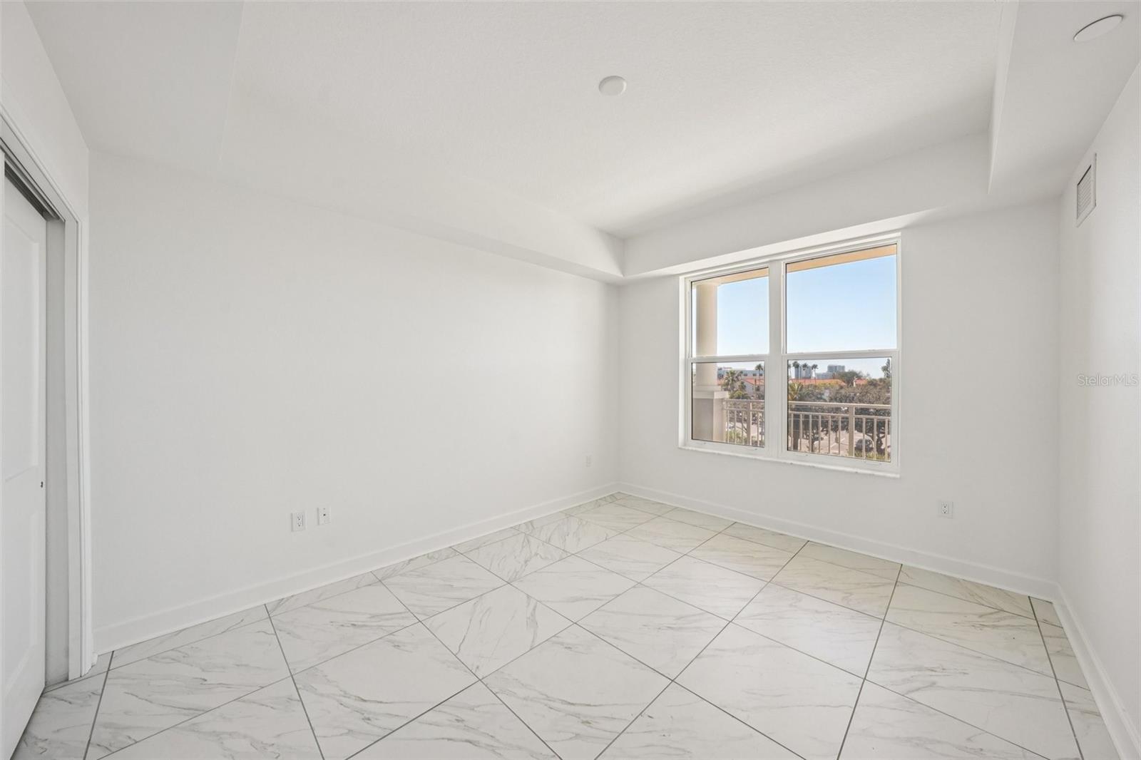 DOLPHIN HARBOUR CONDO - Residential