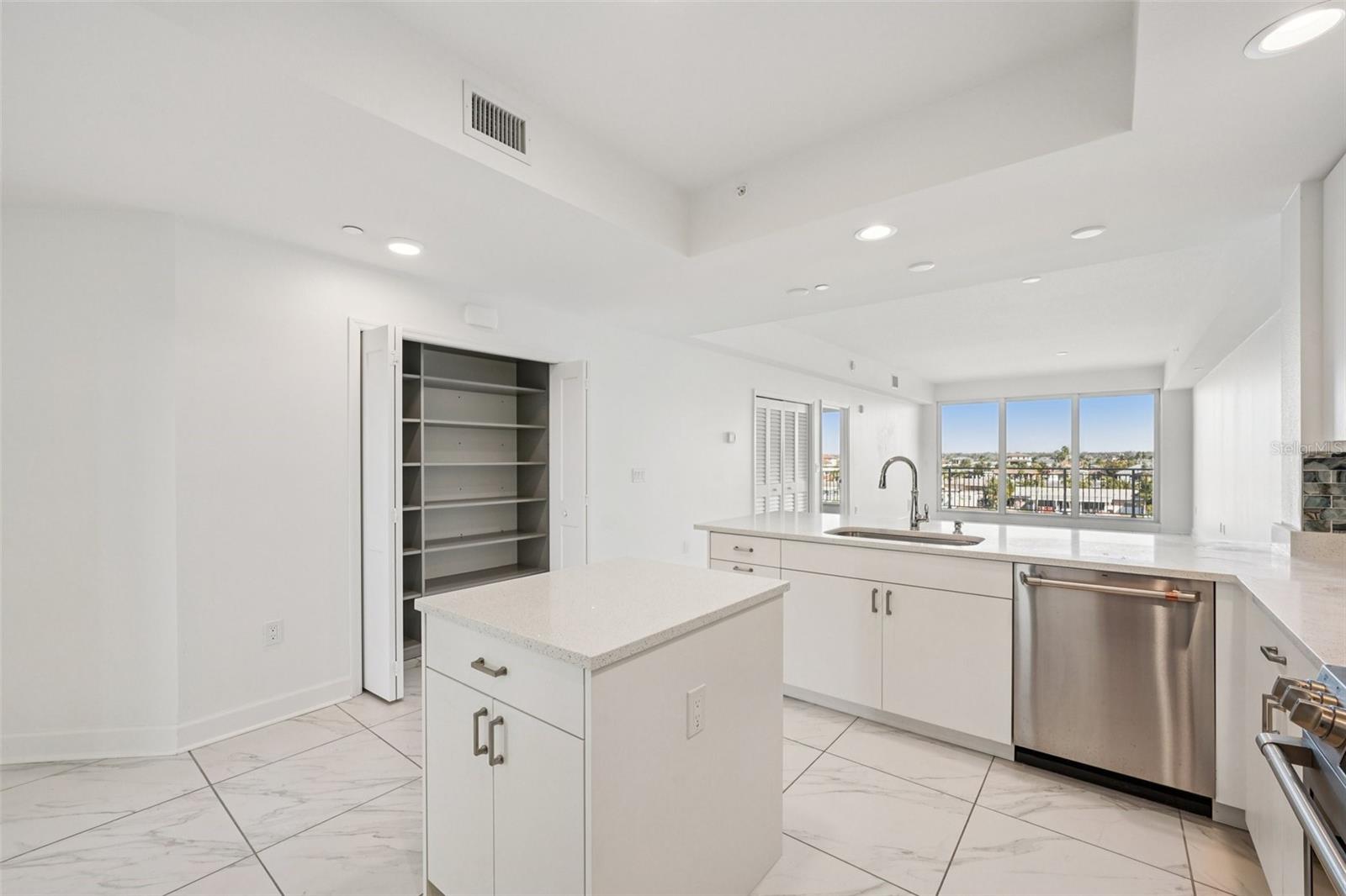 DOLPHIN HARBOUR CONDO - Residential