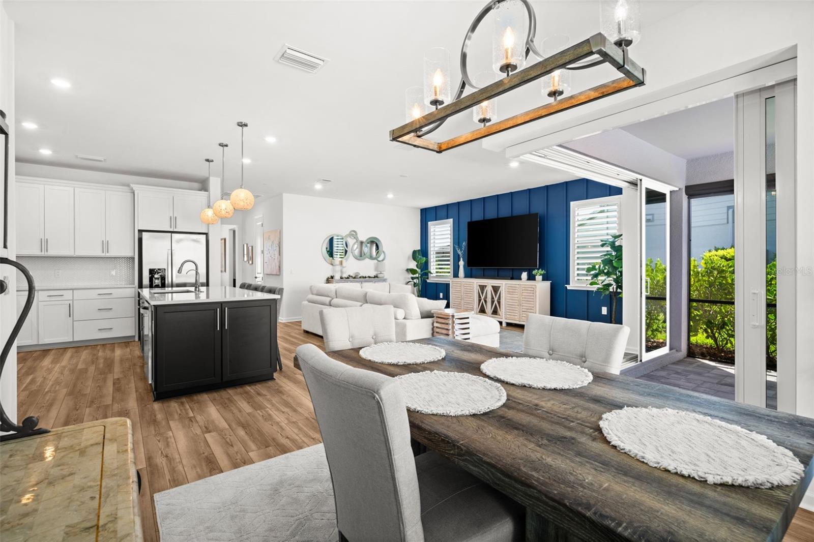 NORTHRIDGE - Residential