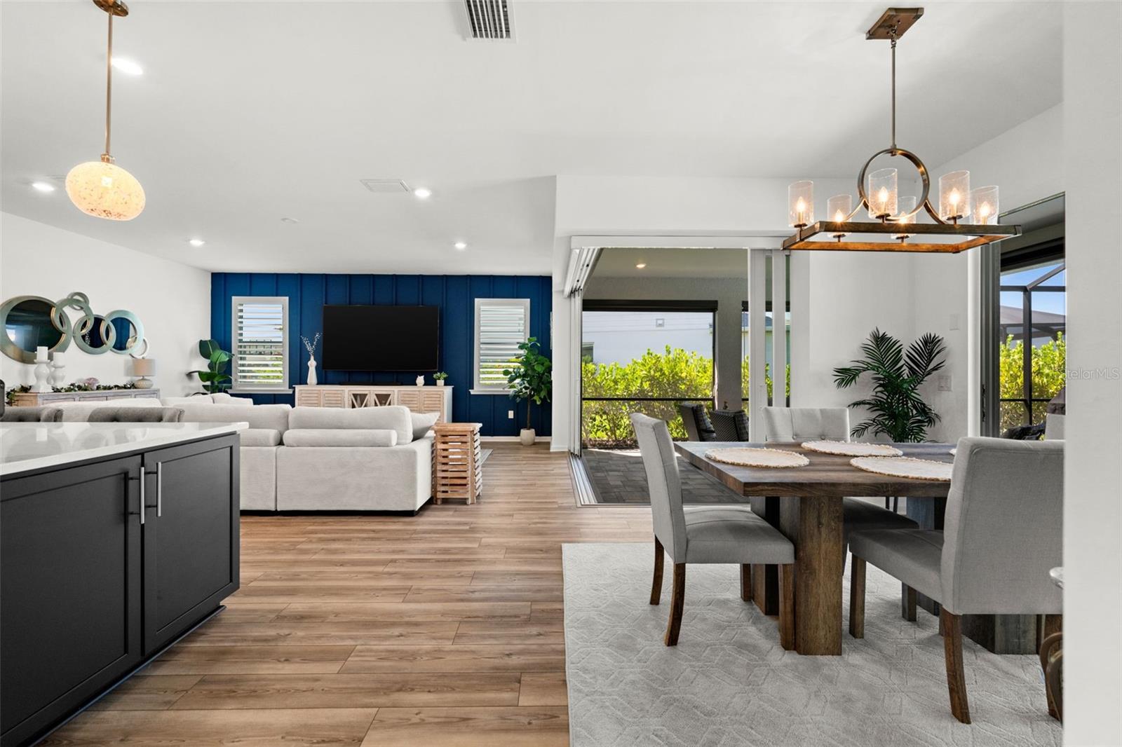 NORTHRIDGE - Residential