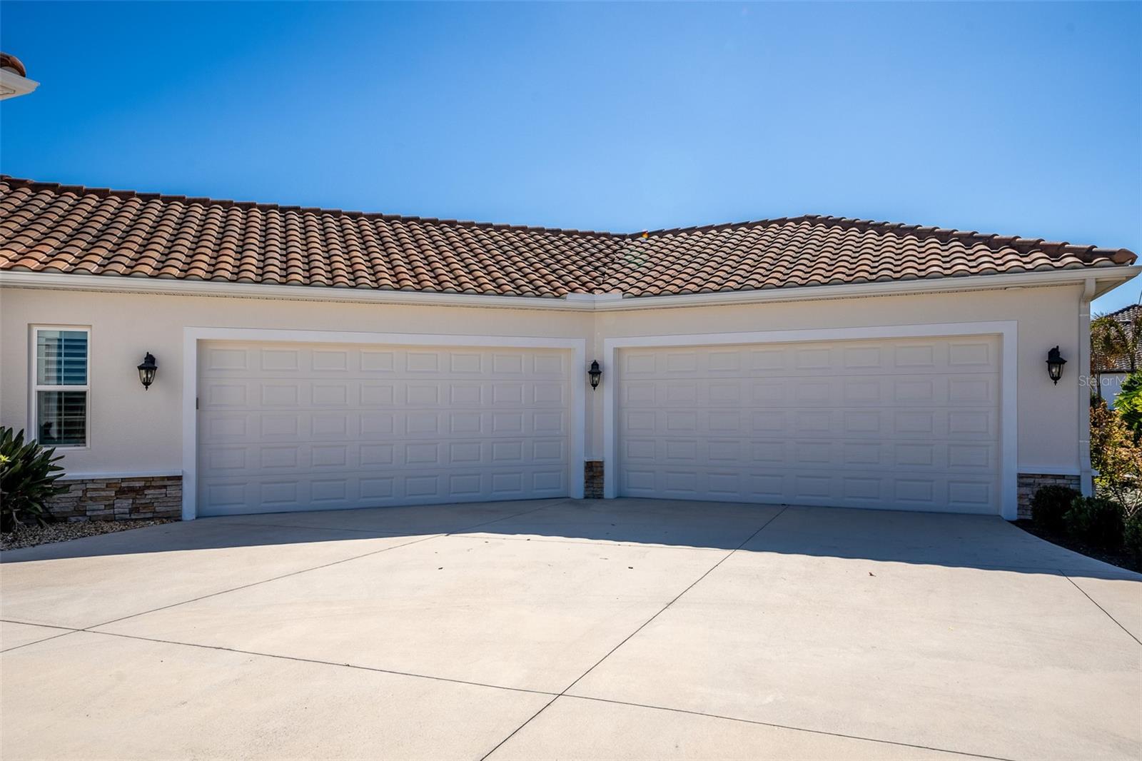 HAMPTON LAKES - Residential