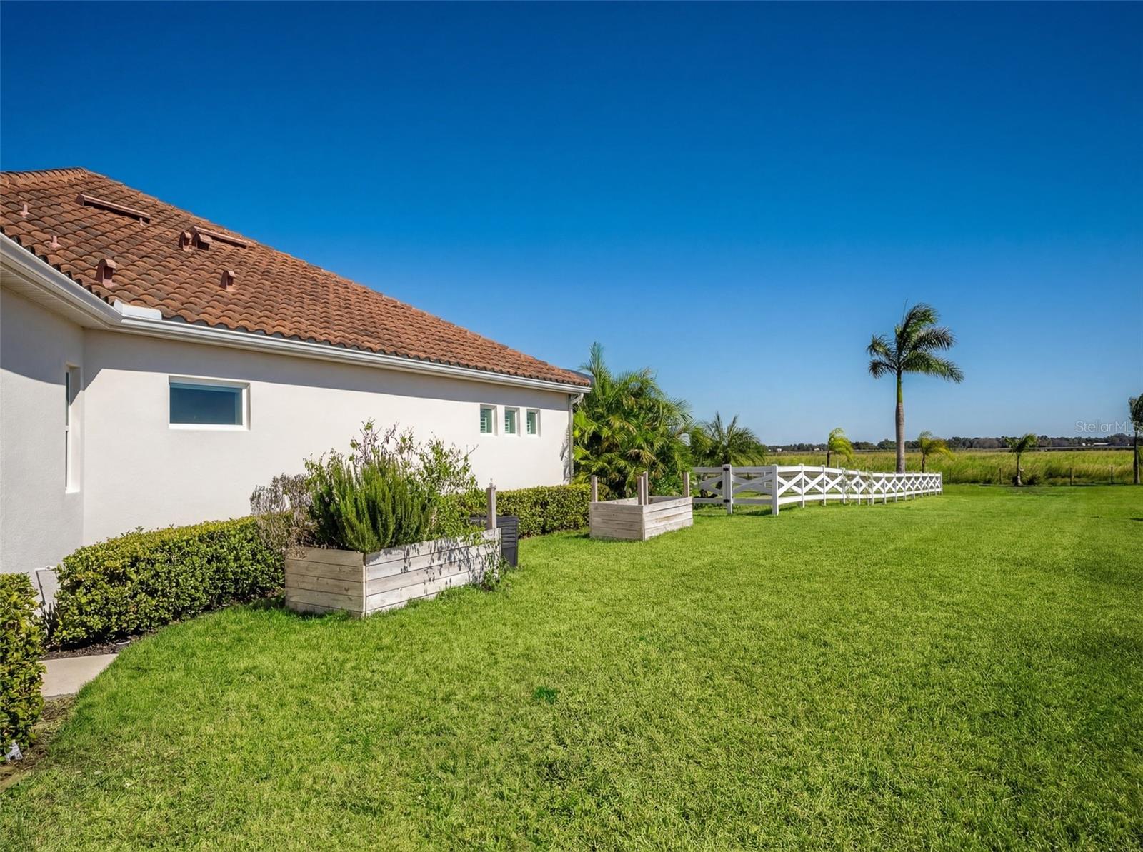 HAMPTON LAKES - Residential