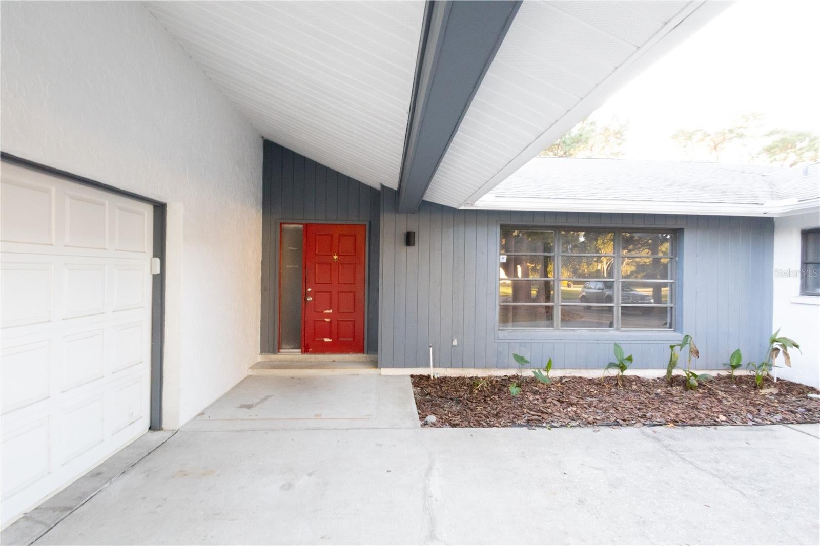 19 HOLLYHOCK COURT