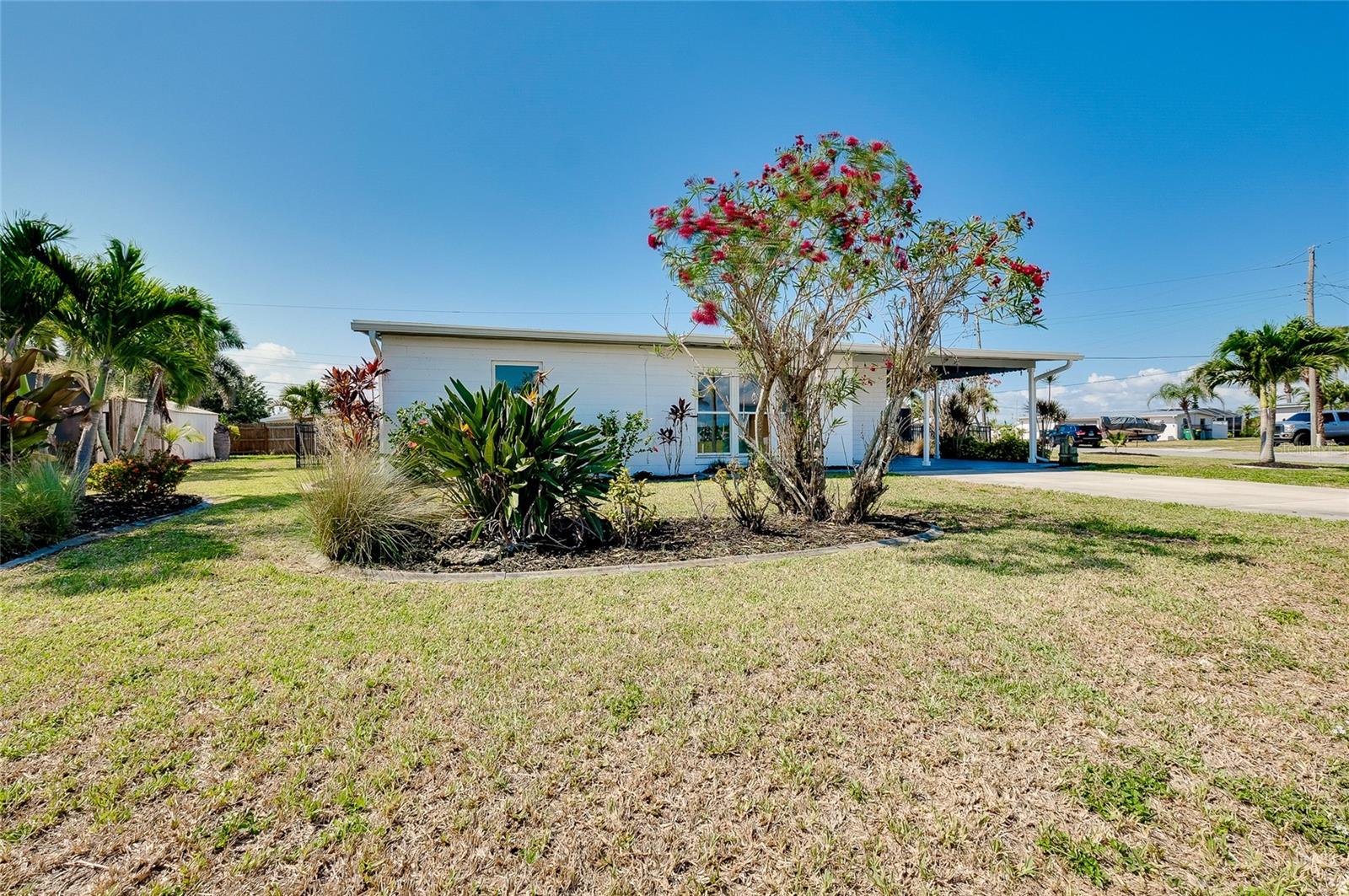 140 POINSETTIA CIRCLE NE