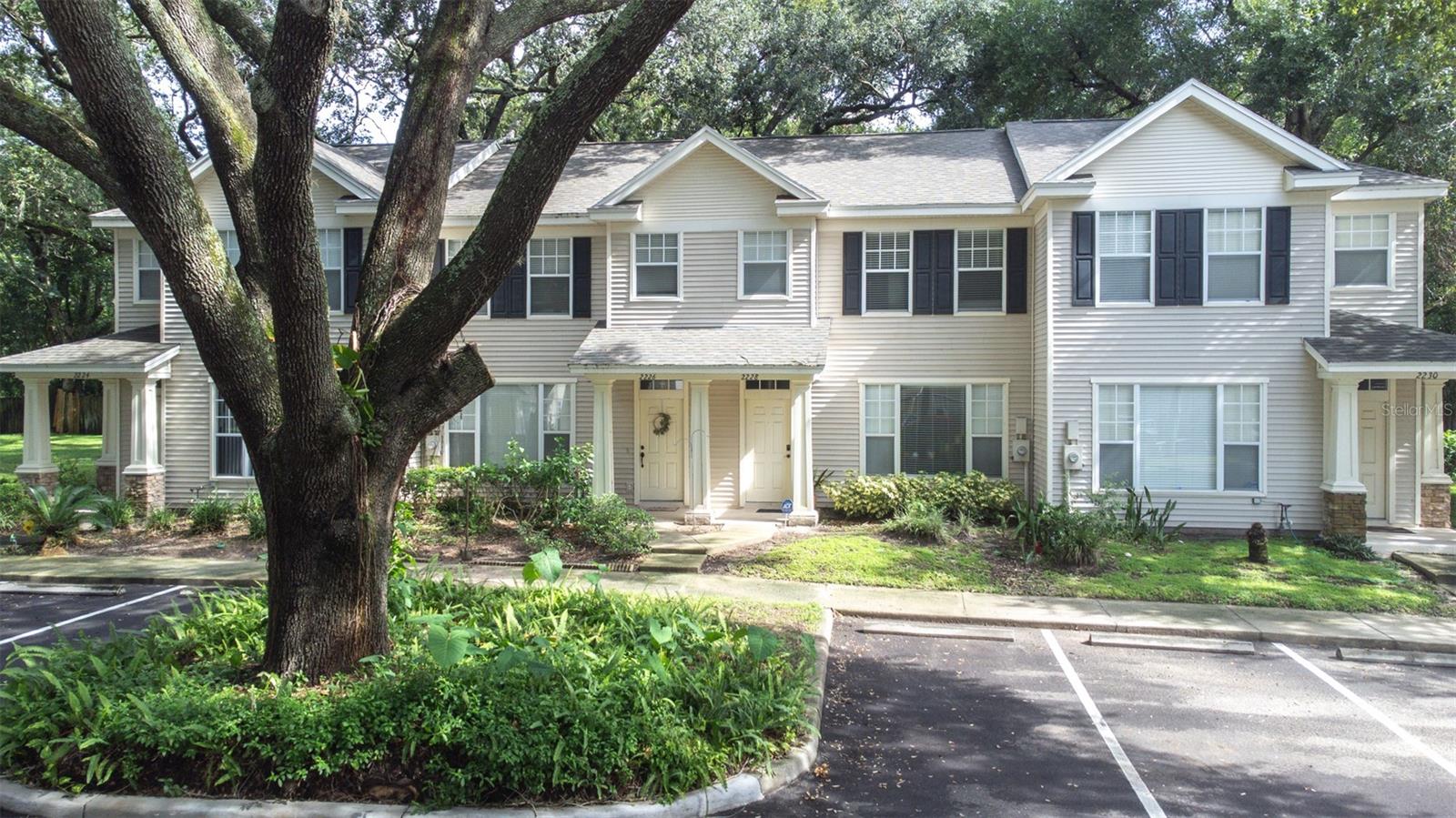 OAK VALLEY TWNHMS - Residential