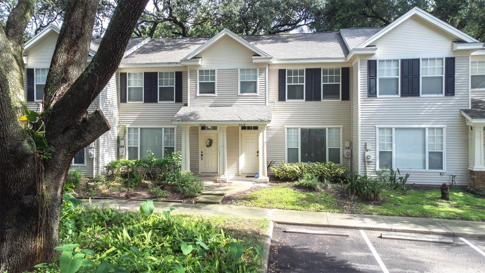 OAK VALLEY TWNHMS - Residential