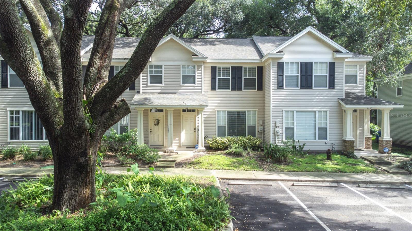 OAK VALLEY TWNHMS - Residential