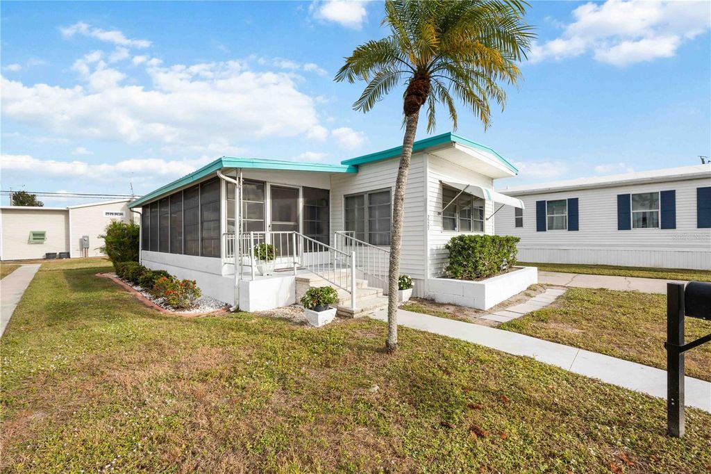 Photo of 239 Inner Drive E, Venice, FL 34285 (MLS # N6141907)