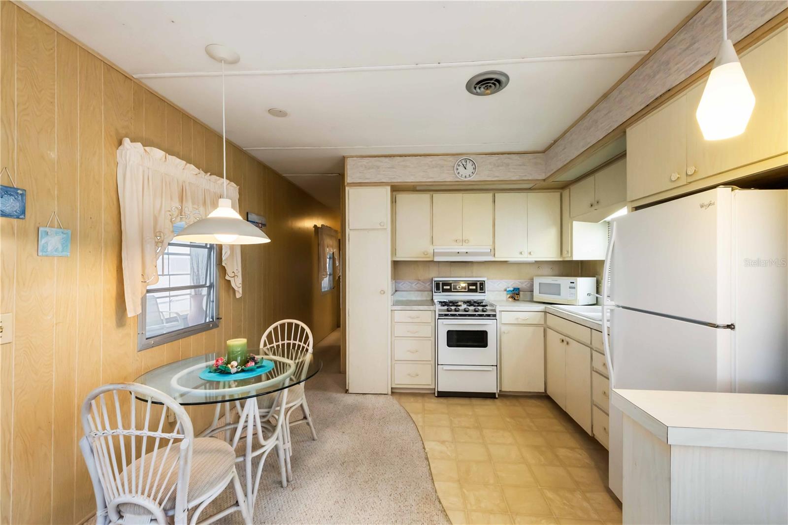 COLONIAL MANOR - Residential