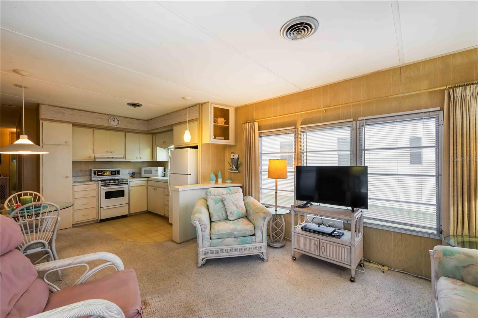 COLONIAL MANOR - Residential