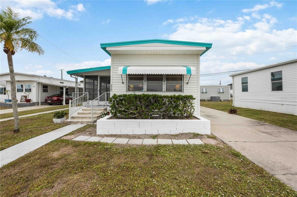 Photo of 239 Inner Drive E, Venice, FL 34285 (MLS # N6141907)
