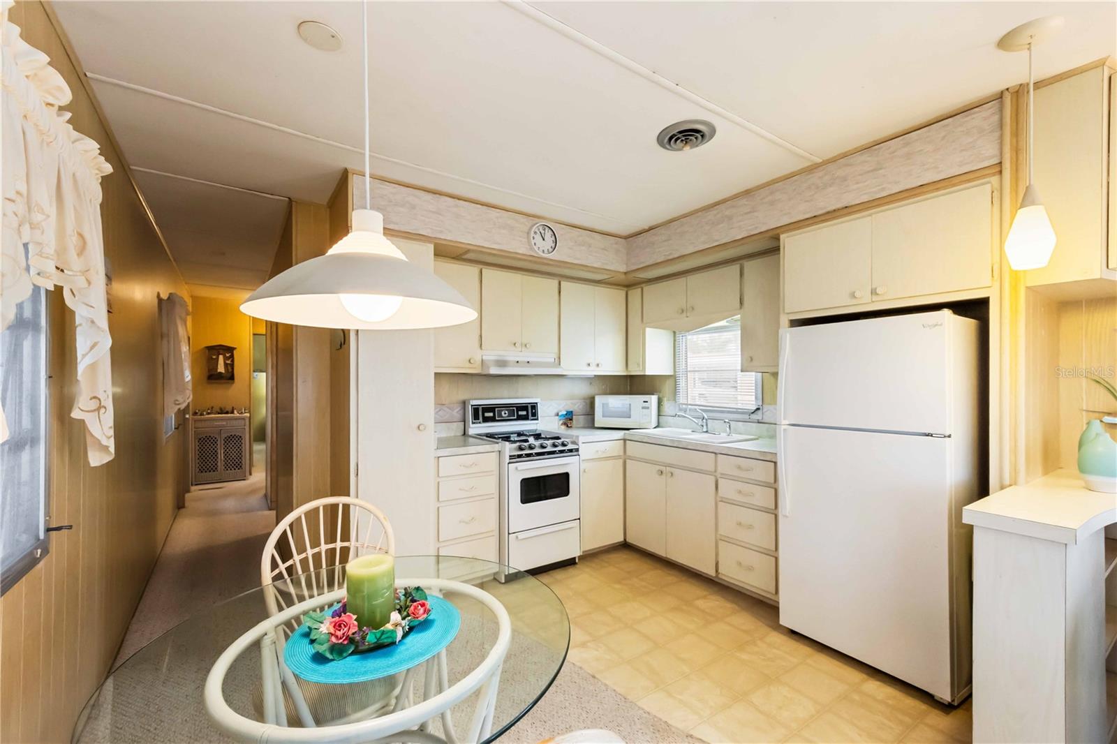 COLONIAL MANOR - Residential