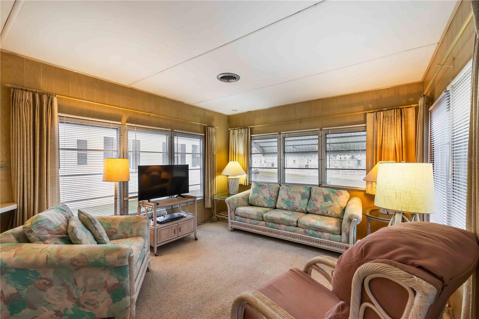 COLONIAL MANOR - Residential