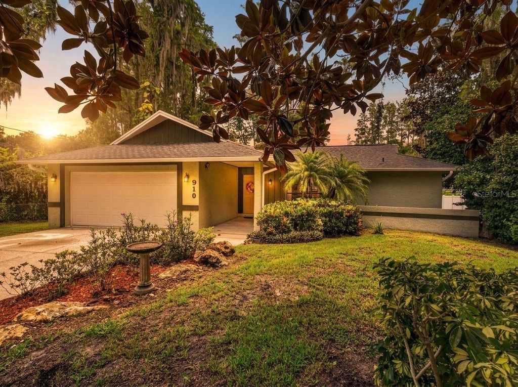 Photo of 910 Hillside Drive, Lutz, FL 33549 (MLS # TB8520451)