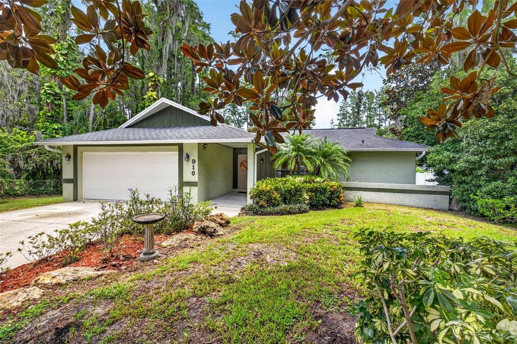 Photo of 910 Hillside Drive, Lutz, FL 33549 (MLS # TB8520451)