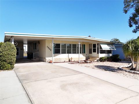 A home in TAVARES